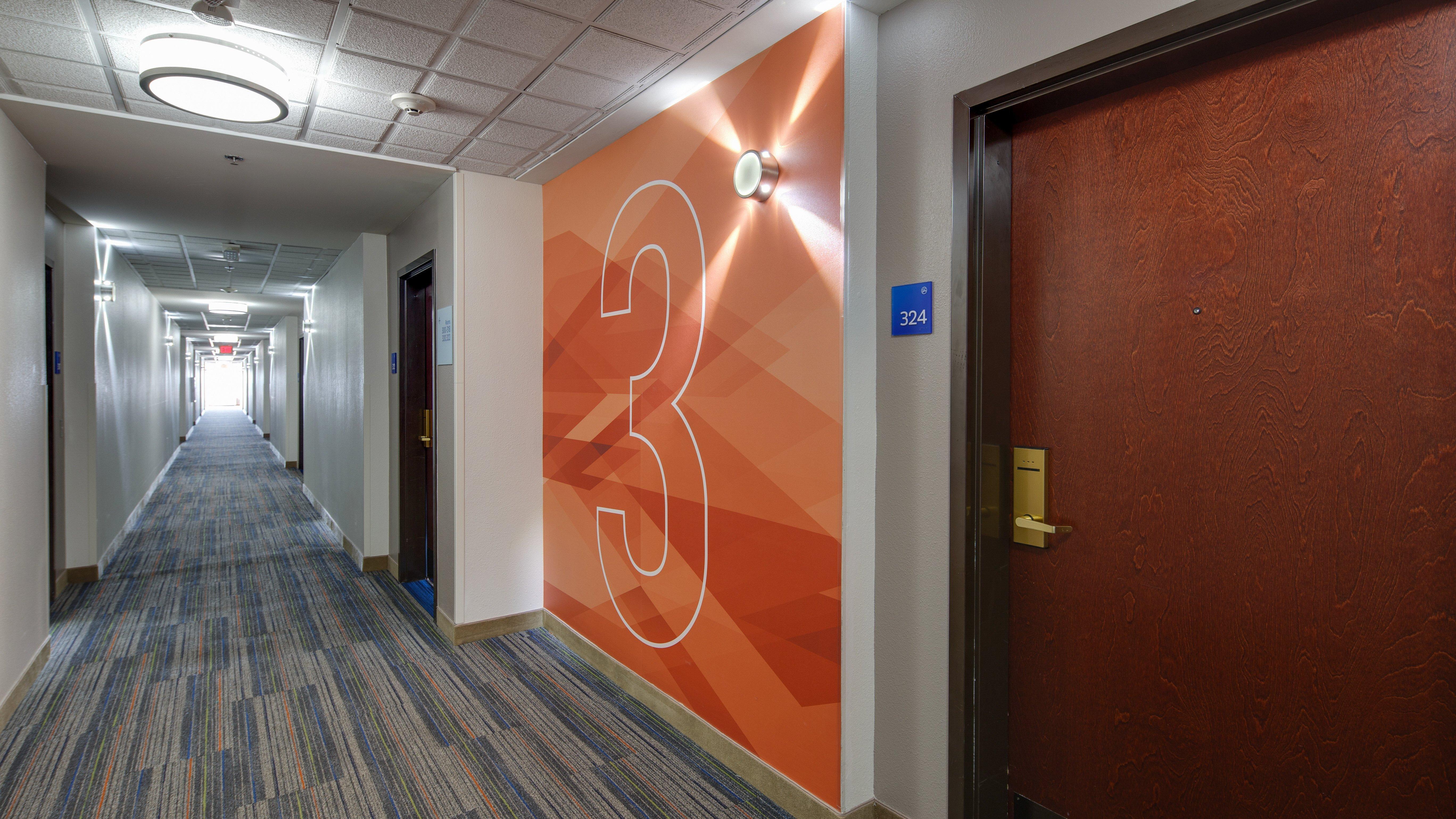 Holiday Inn Express & Suites Detroit - Farmington Hills By Ihg Northville Exterior foto