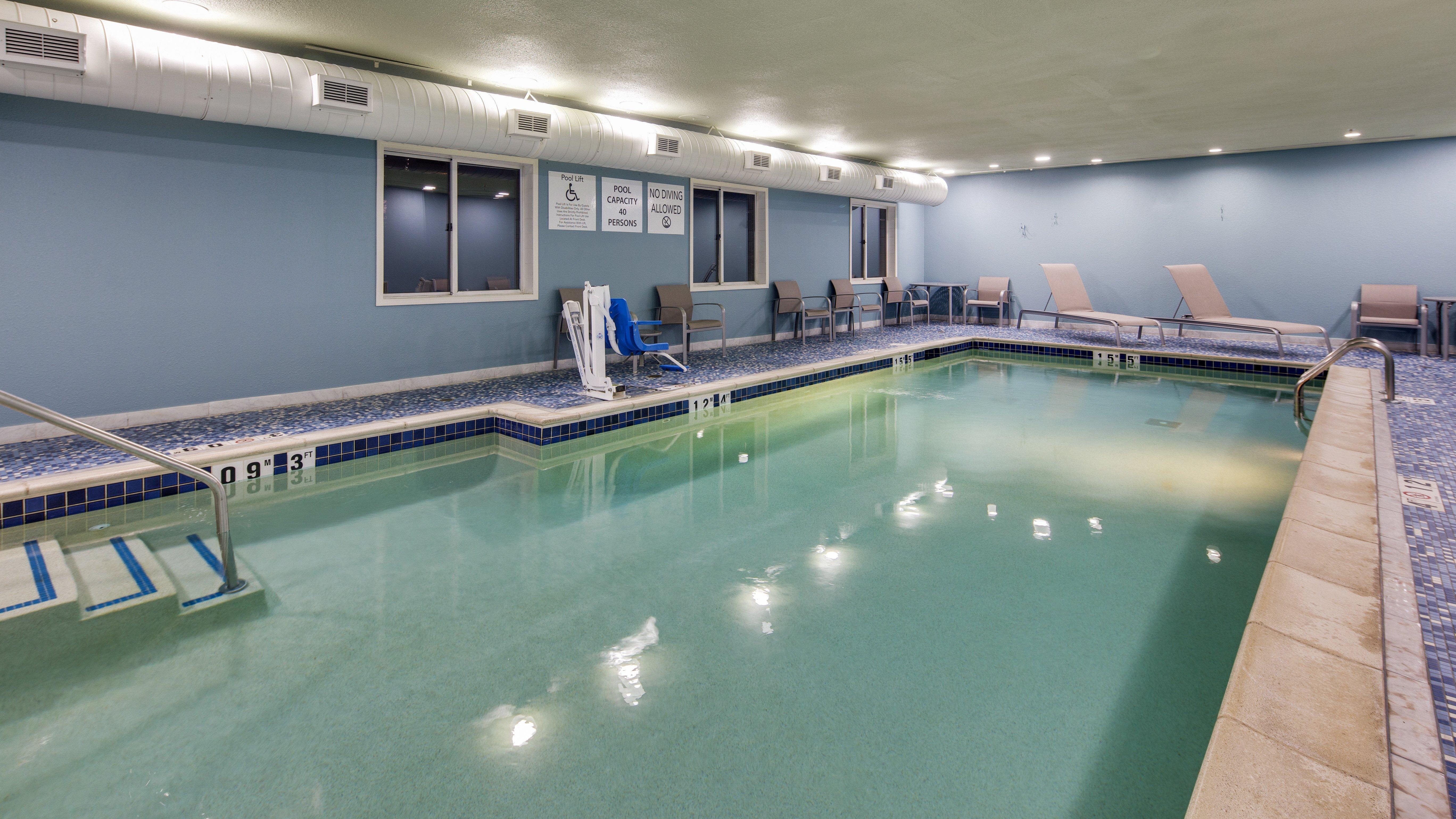 Holiday Inn Express & Suites Detroit - Farmington Hills By Ihg Northville Exterior foto