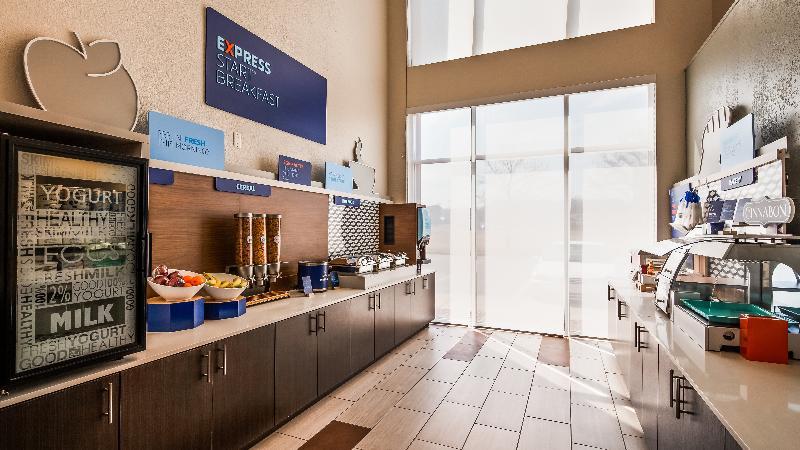 Holiday Inn Express & Suites Detroit - Farmington Hills By Ihg Northville Exterior foto